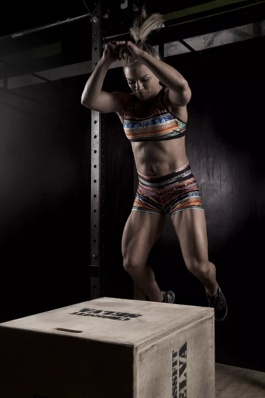 Femme en pleine séance de crossfit