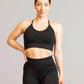 Camille de face portant la brassière de sport noir inprocess