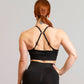 Camille de dos portant la brassière de sport noir et le legging de sport noir inprocess