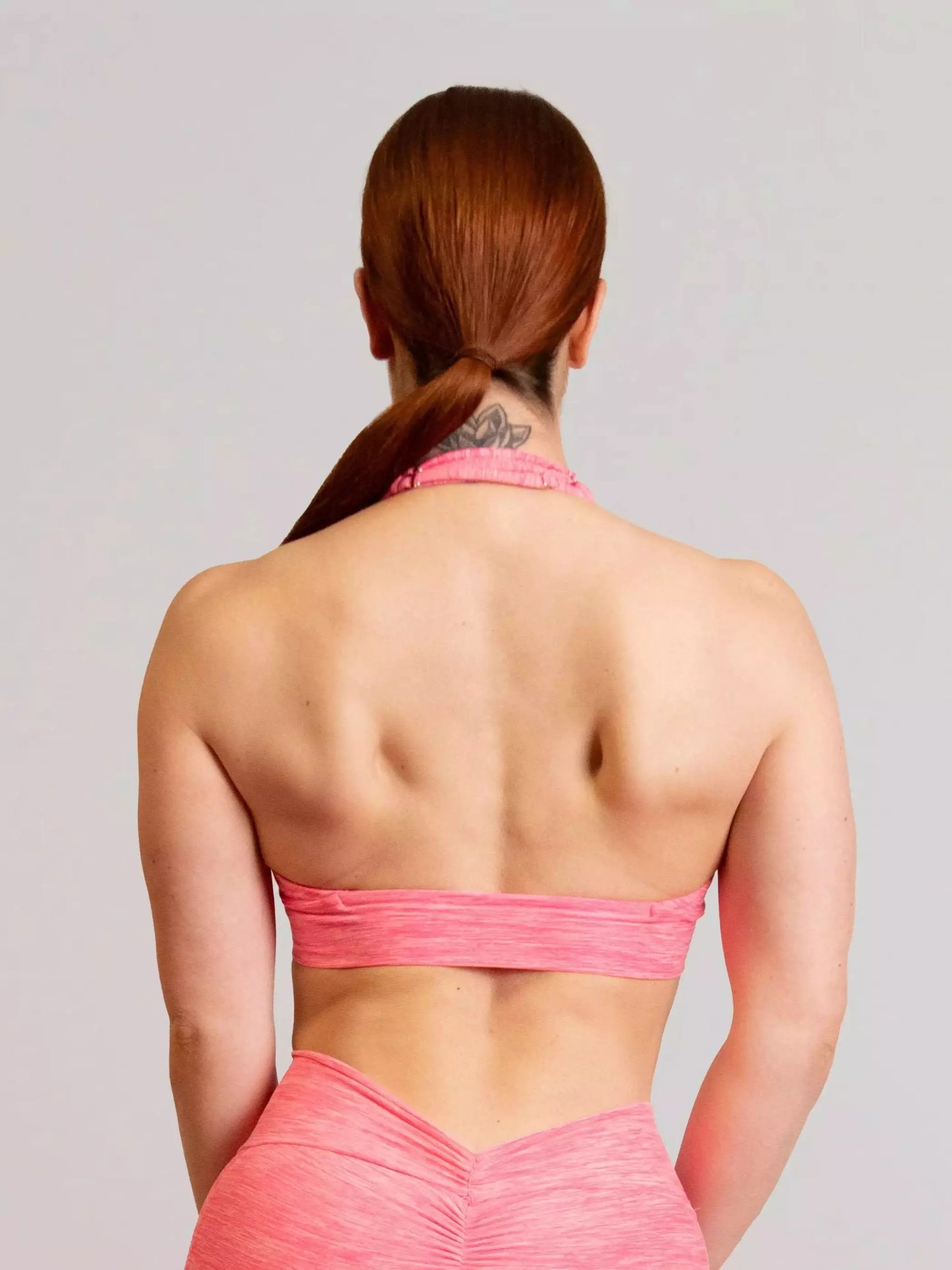 brassière de sport rose de dos