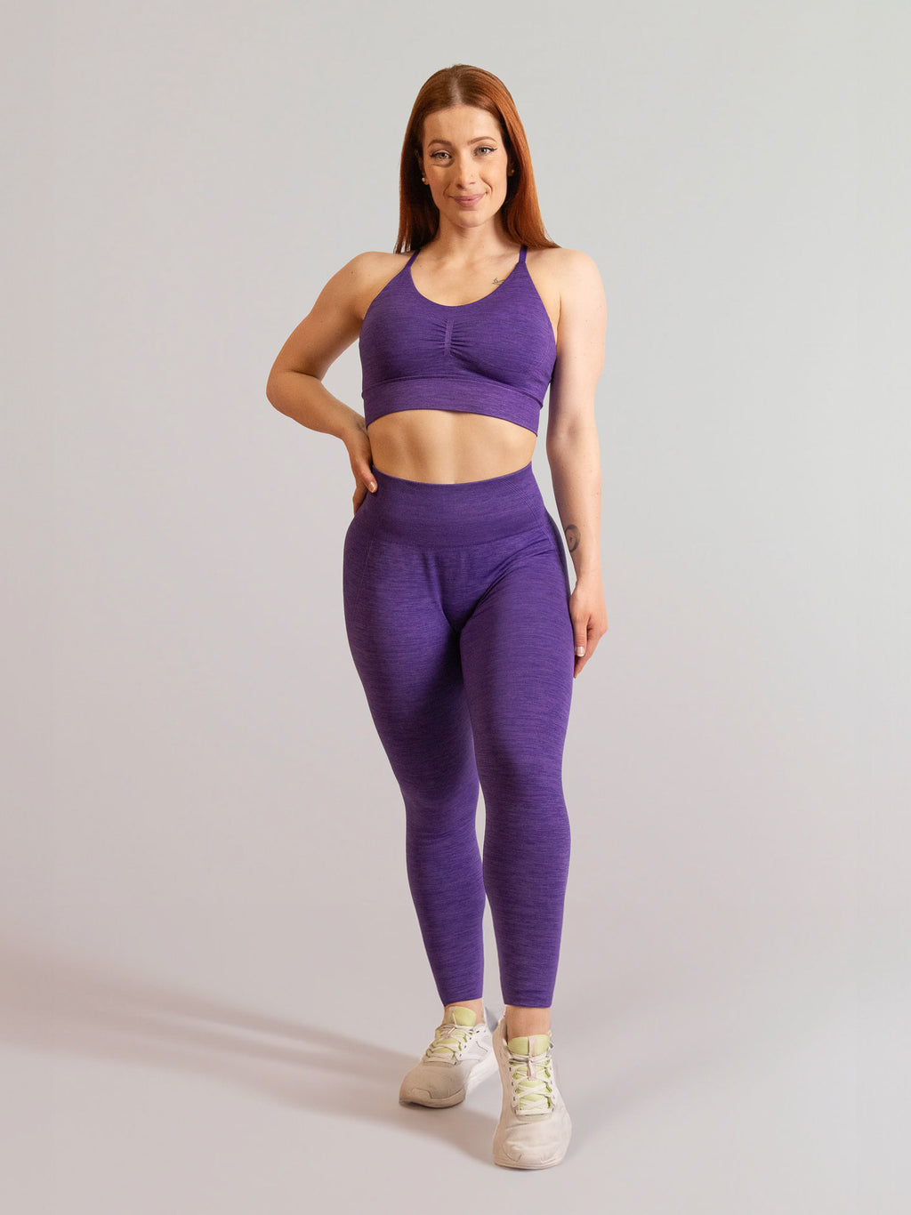 Camille de face portant la brassière de sport violet inprocess