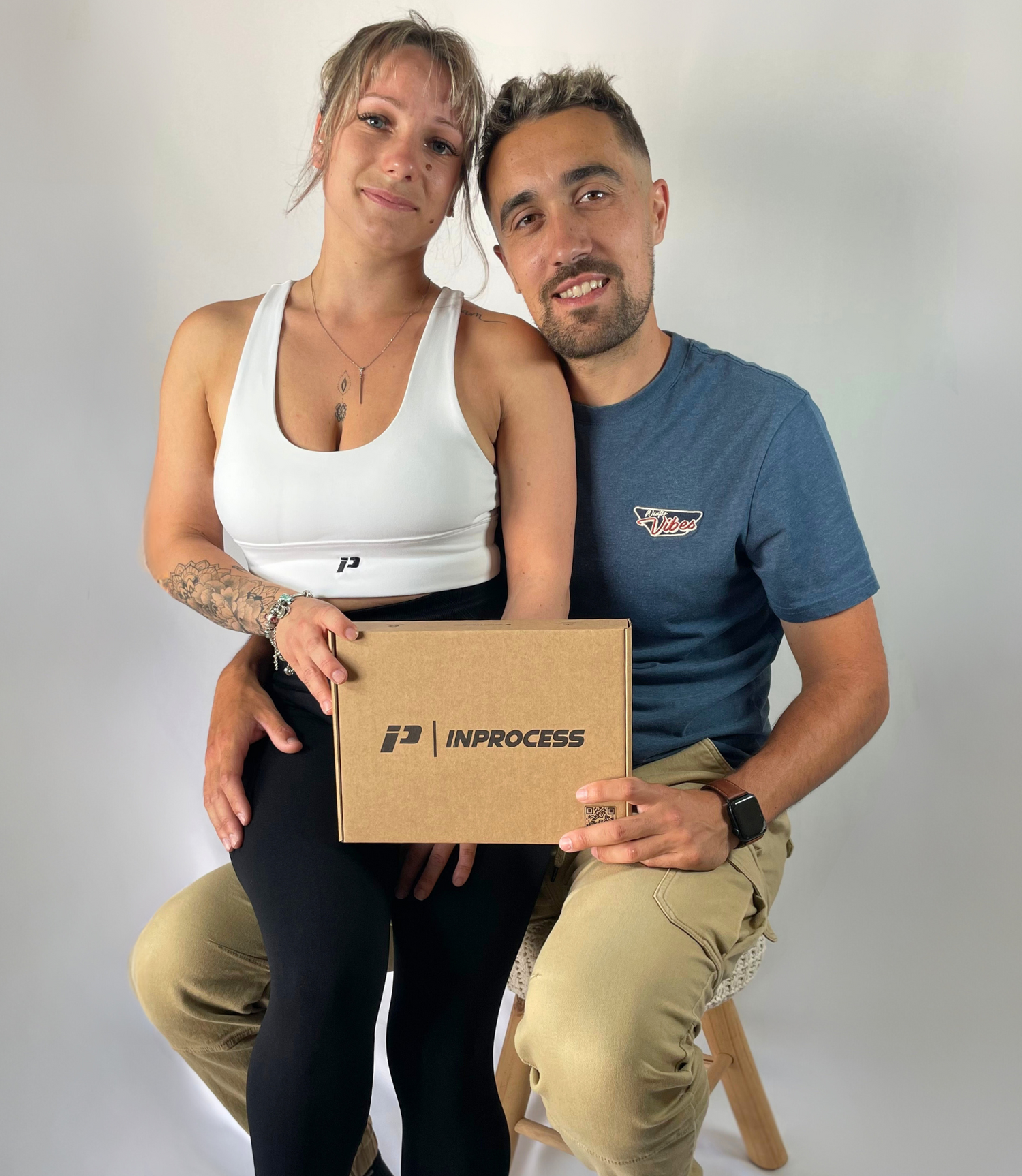 Présentations des deux fondateurs d'Inprocess, une photo sur fond blanc avec Aurore et Jérémy