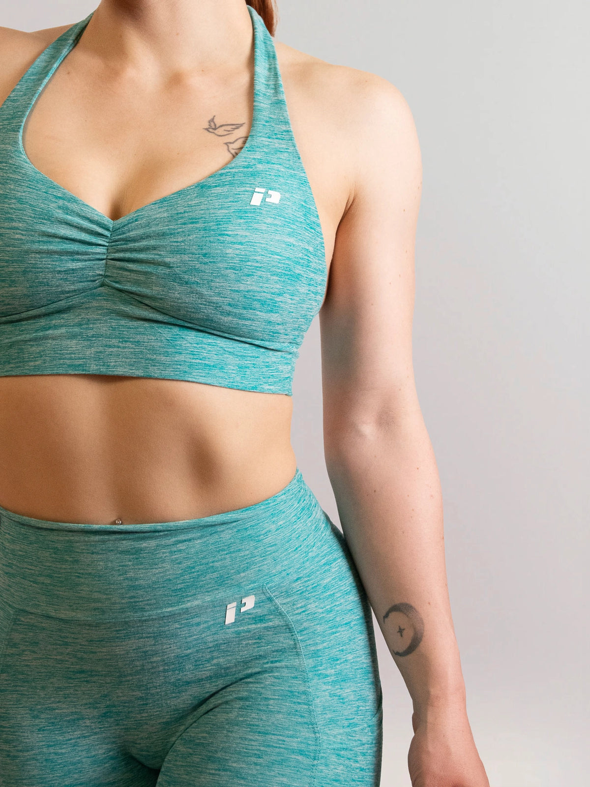 brassière de sport bleu turquoise pour femme zoom sur les logos en silicone inprocess