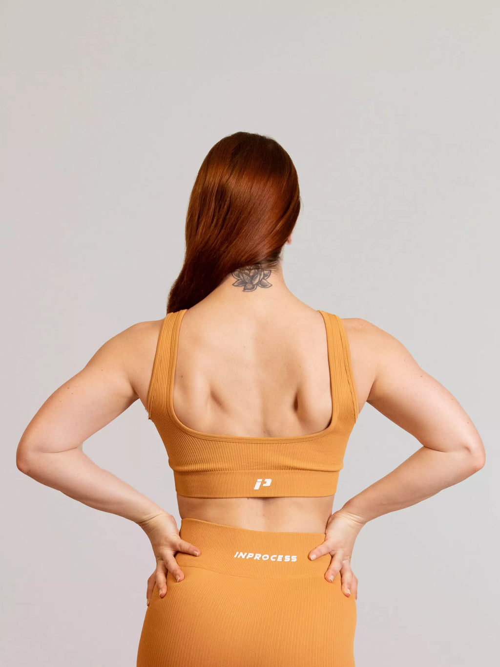 Brassière de sport cotelé RIb moutarde de dos 