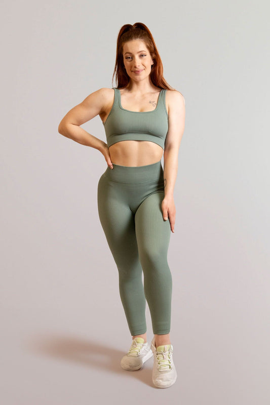 Mannequin de face portant la brassière et le legging bleu cadet de chez InProcess