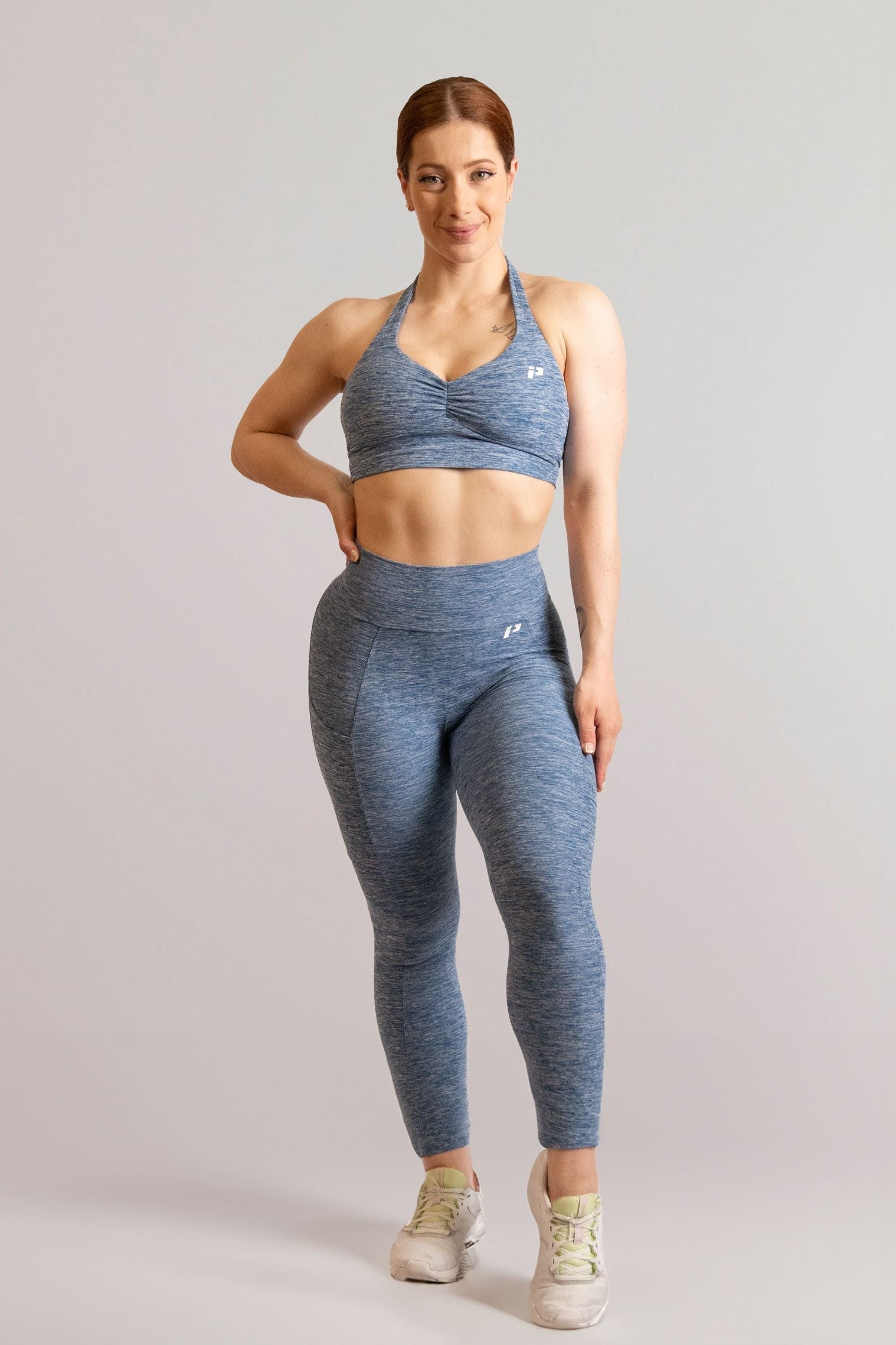 Mannequin portant la brassière et le legging bleu de chez InProcess