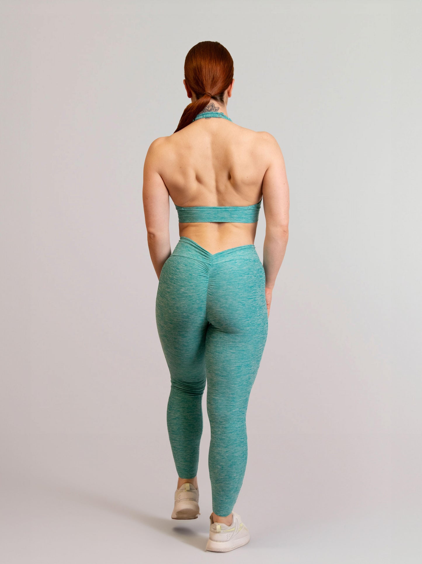 Mannequin de dos portant la brassière et le legging bleu turquoise de chez InProcess