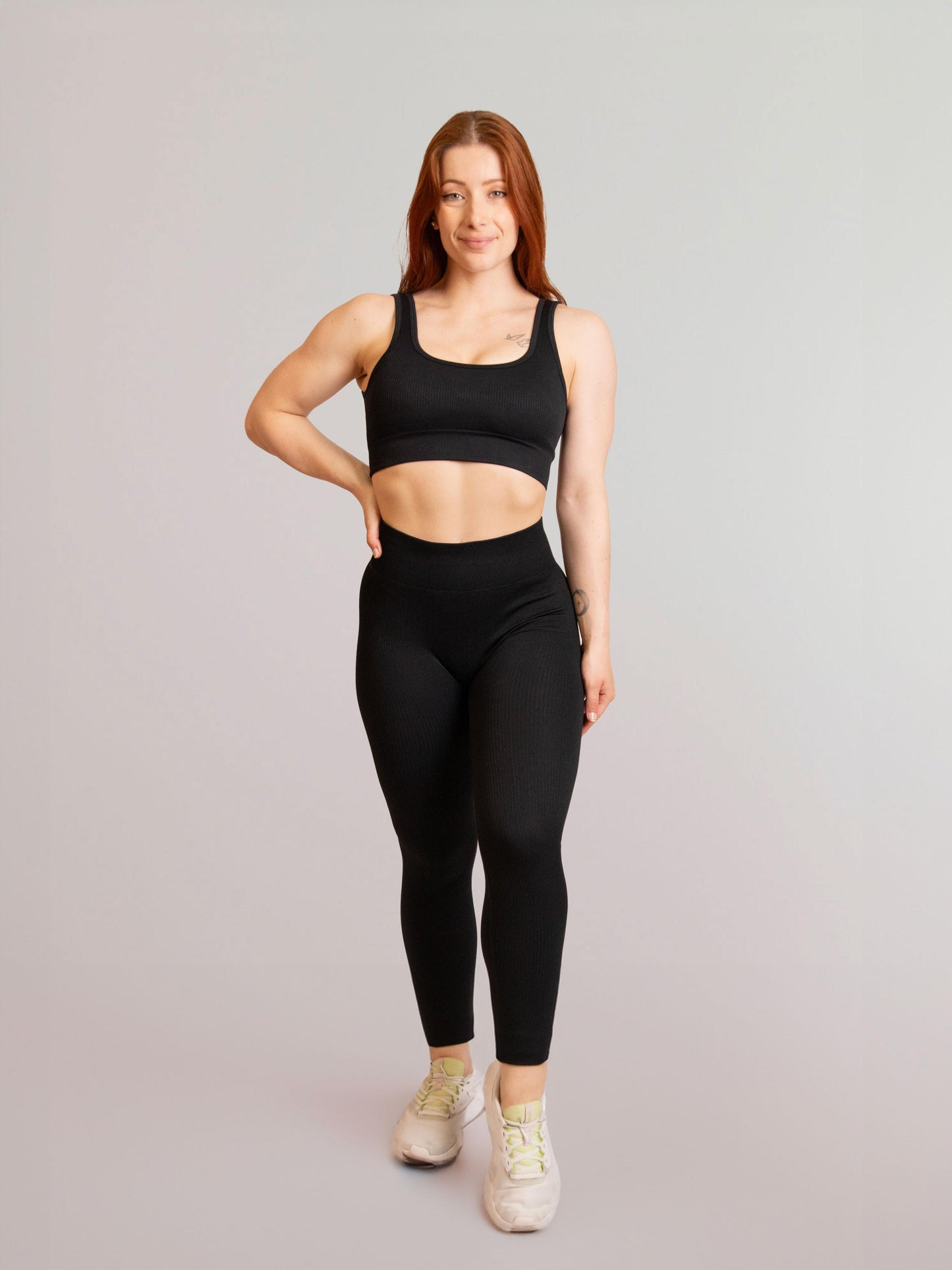 Mannequin portant la brassière et le legging noir de chez InProcess