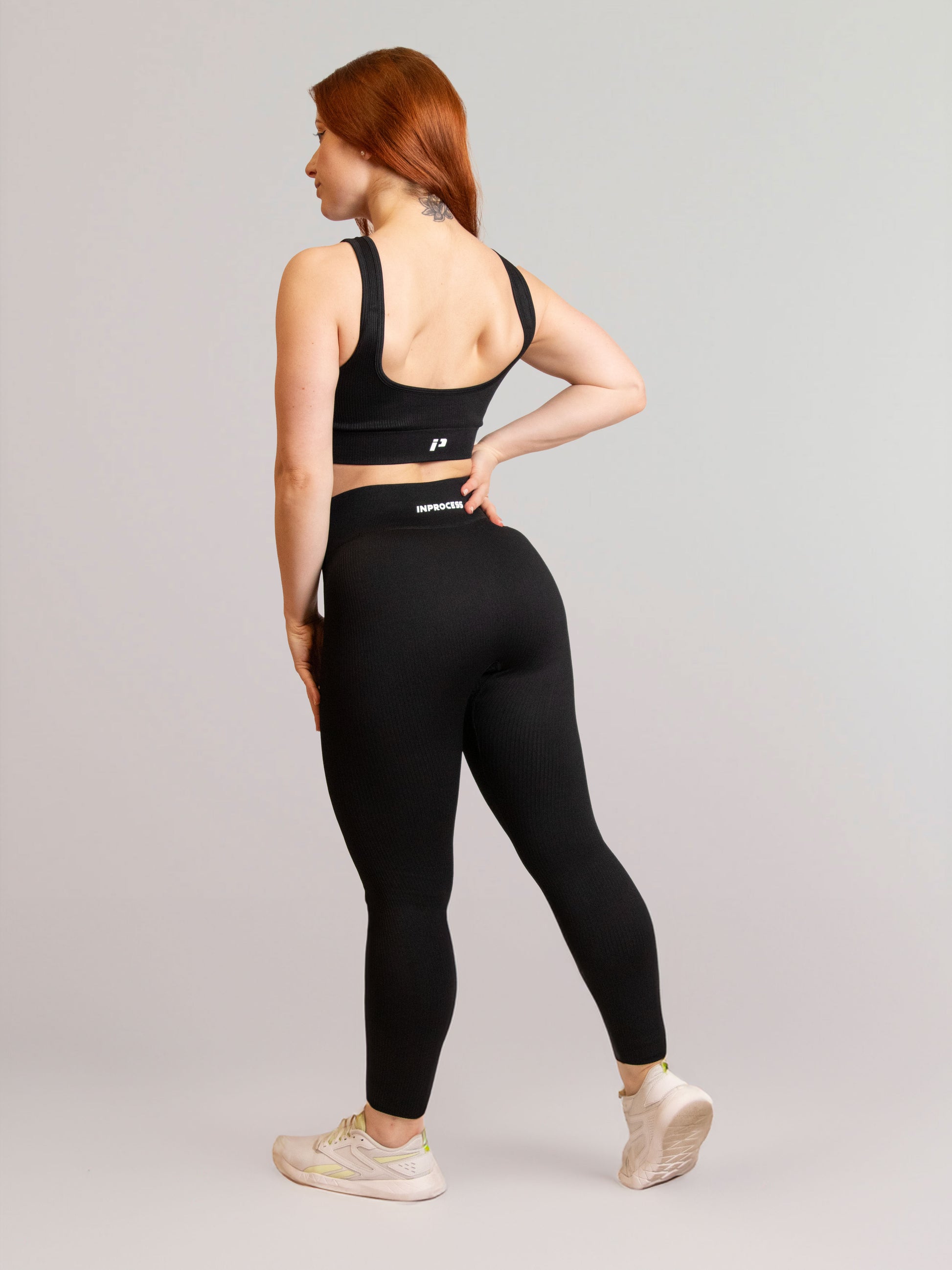 Mannequin de 3/4 portant la brassière et le legging noir de chez InProcess