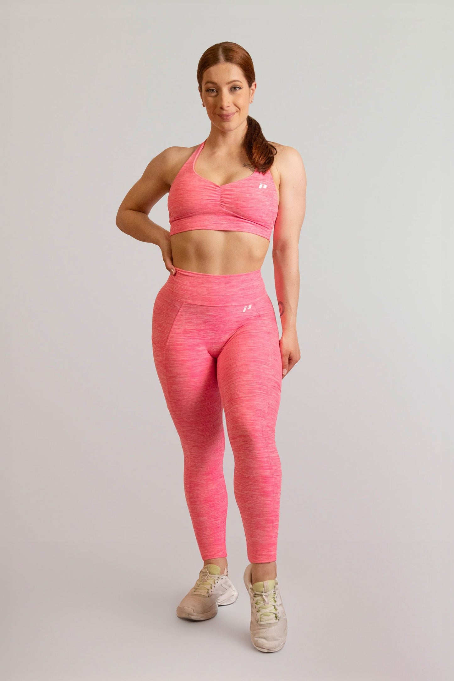 Mannequin portant la brassière et le legging rose de chez InProcess