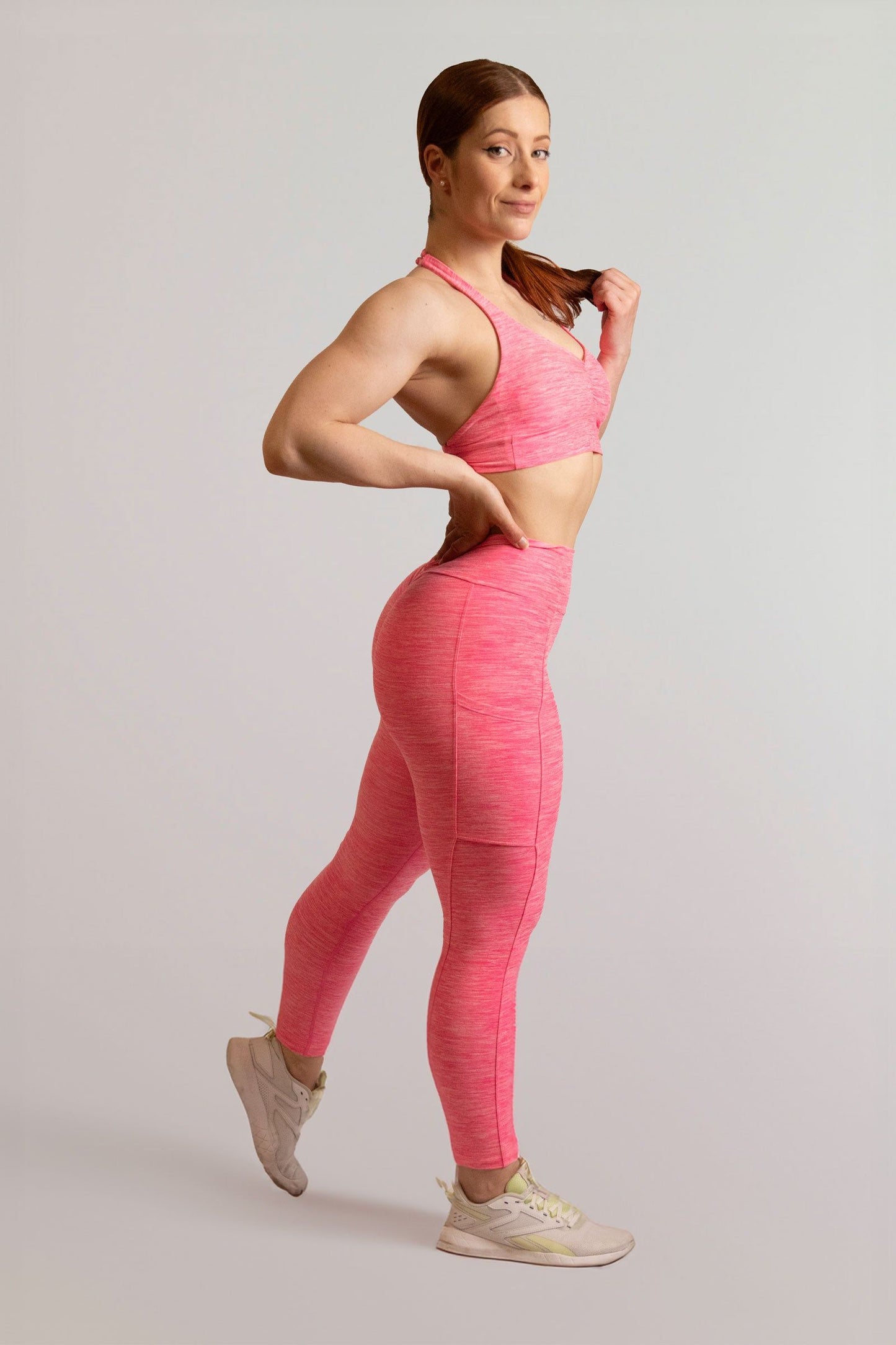 Mannequin de 3/4 portant la brassière et le legging rose de chez InProcess