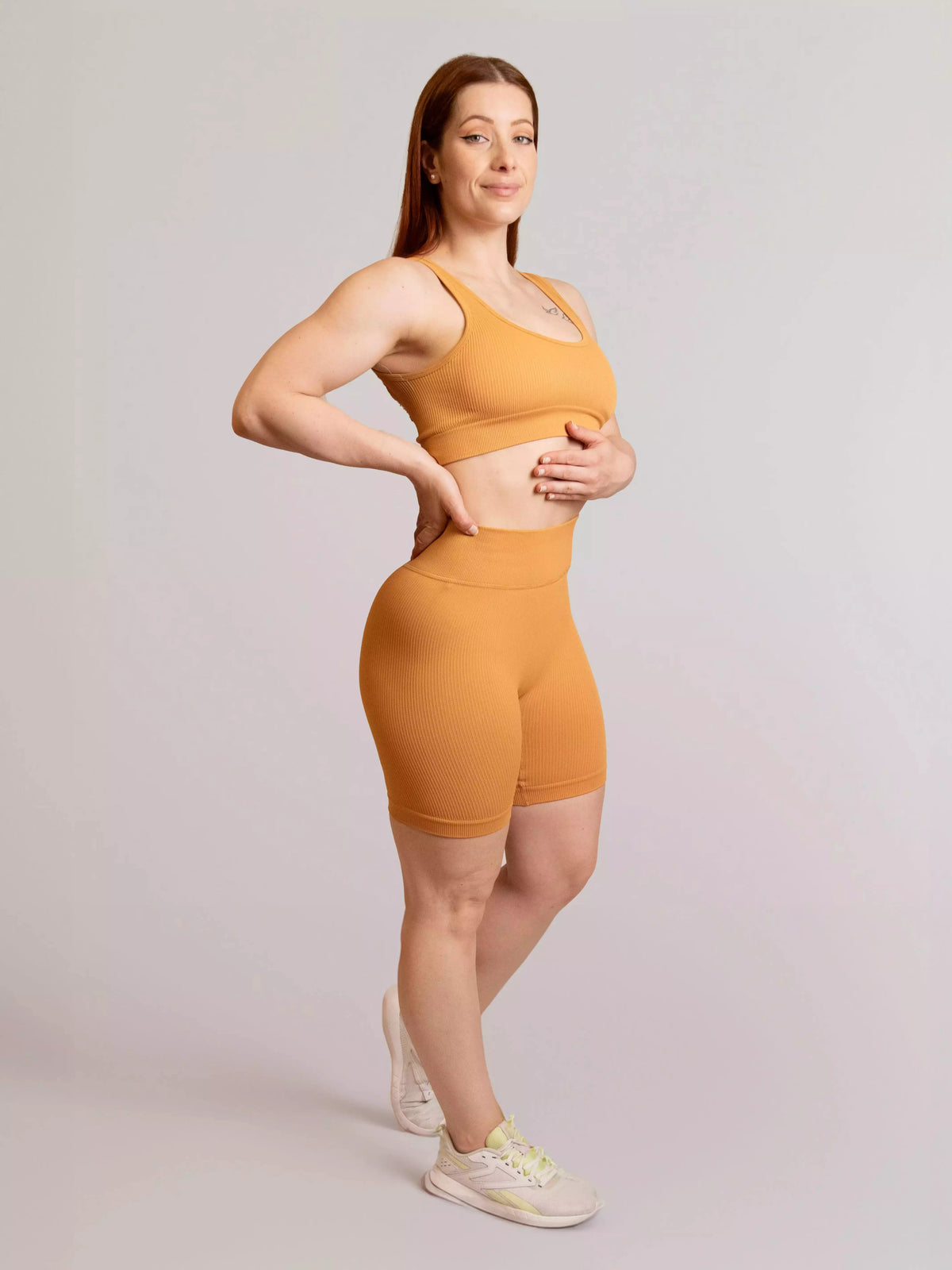 Ensemble de sport cotelé short RIB moutarde de profil droit 