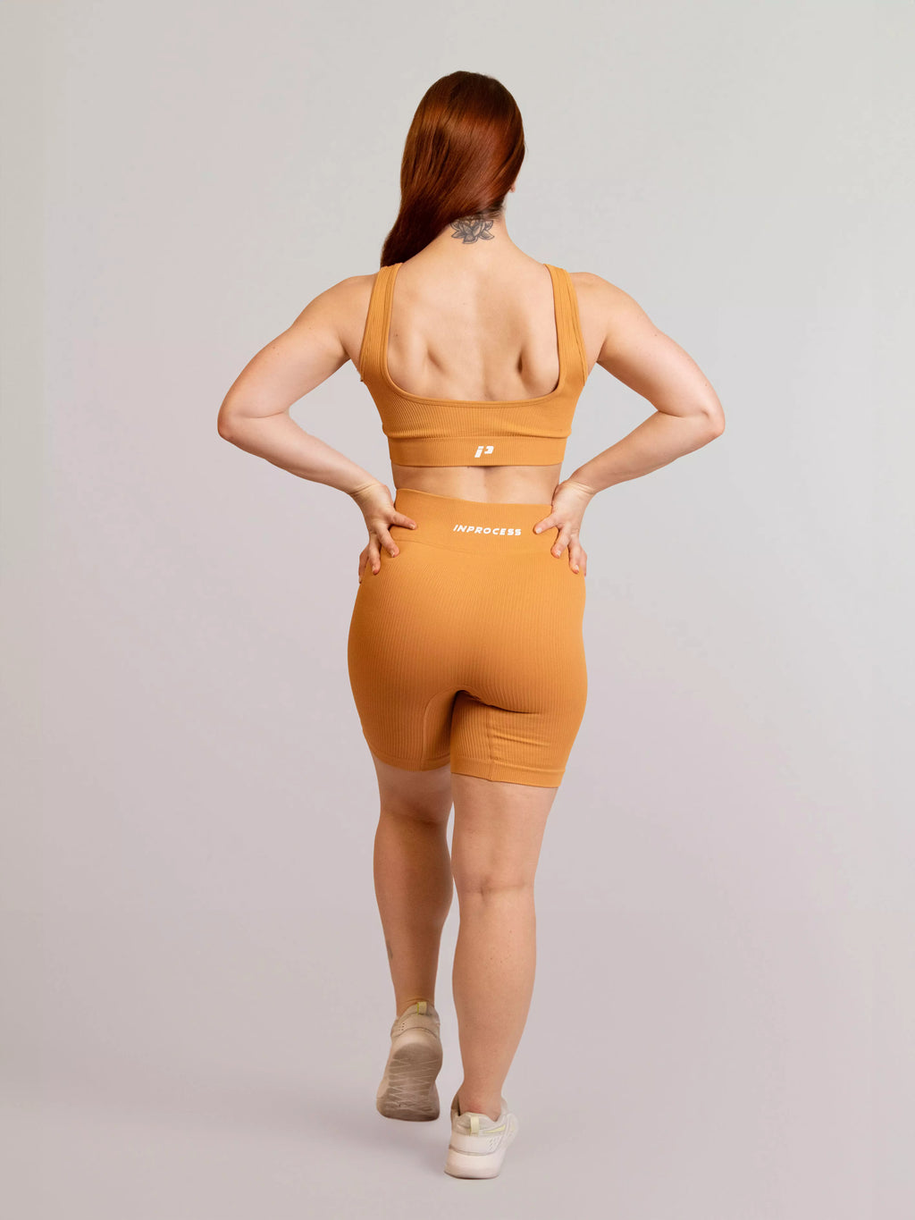 Ensemble de sport short cotelé RIB moutarde de dos 