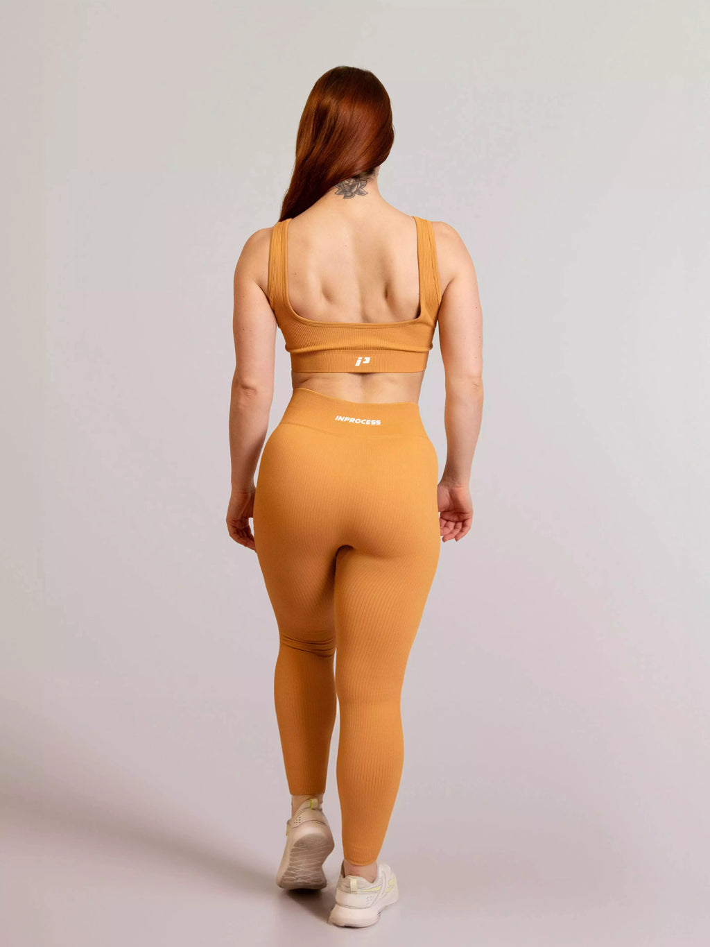 Ensemble de sport cotelé RIB moutarde de dos éloigné