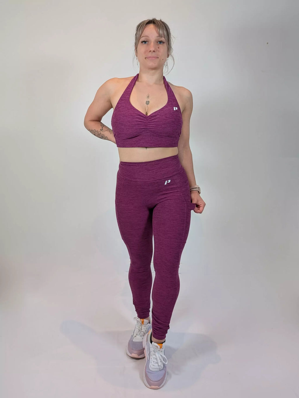 Ensemble de sport violet sculptine de face 
