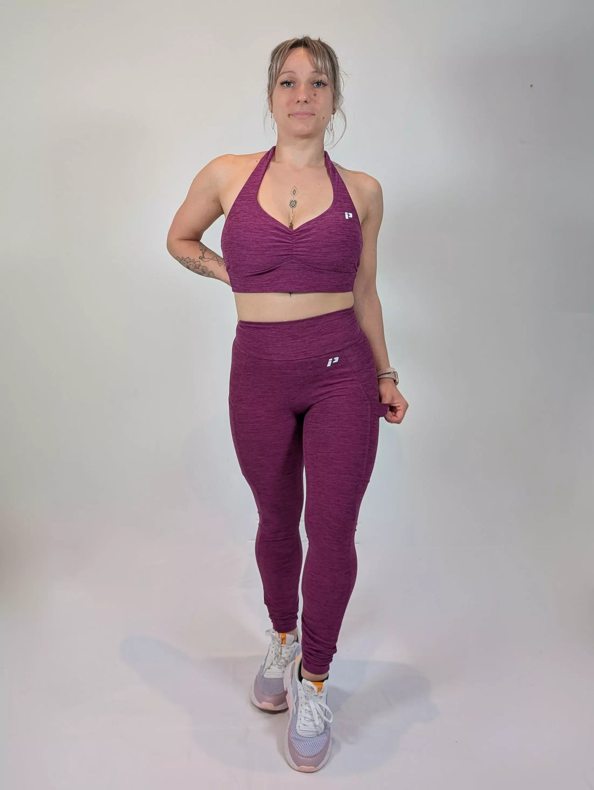 Ensemble de sport violet sculptine de face 