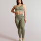 Camille de face portant l'ensemble de sport vert kaki inprocess