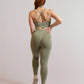 Camille de dos portant l'ensemble de sport vert kaki inprocess