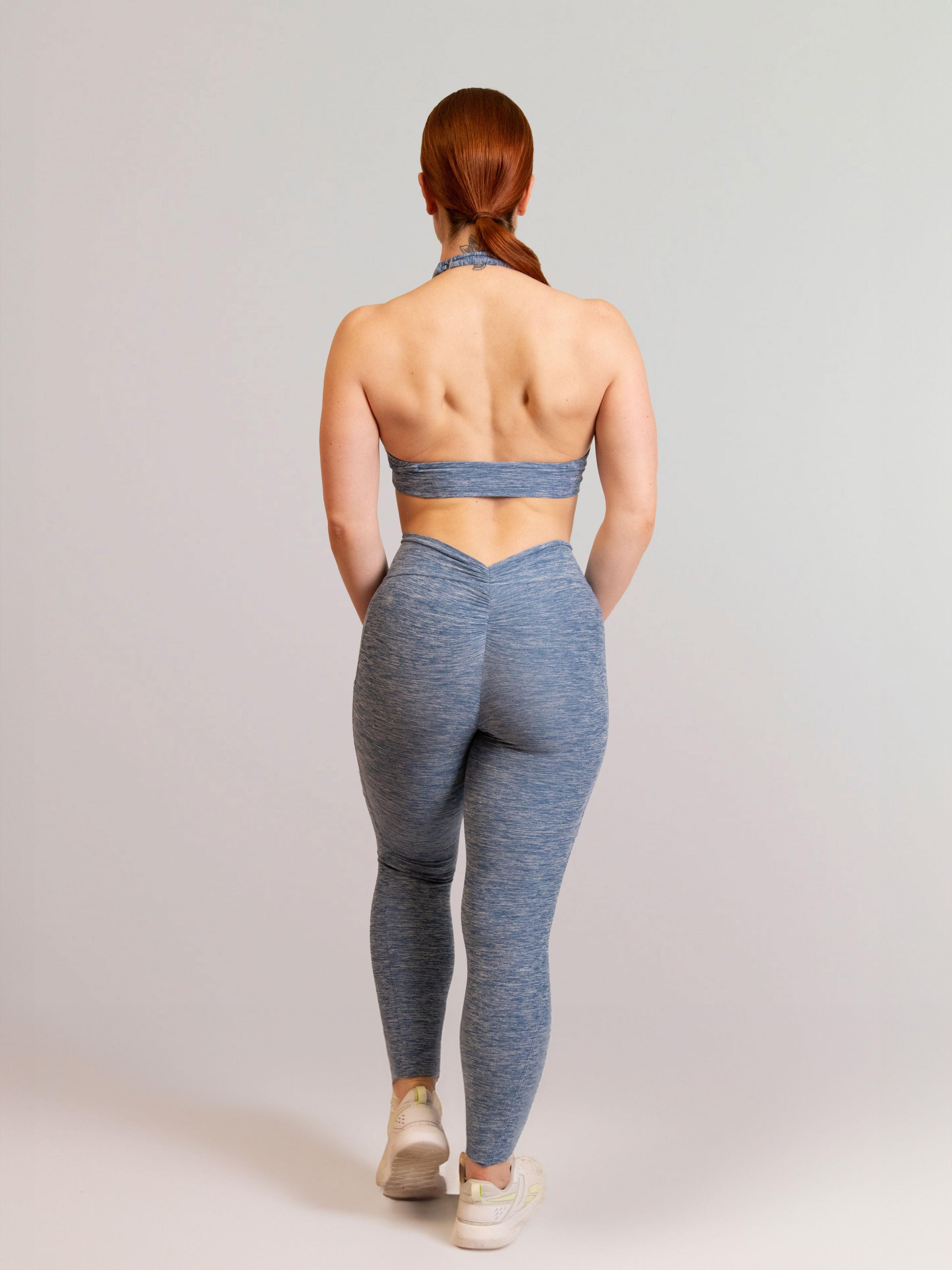 Mannequin de dos portant la brassière et le legging bleu de chez InProcess