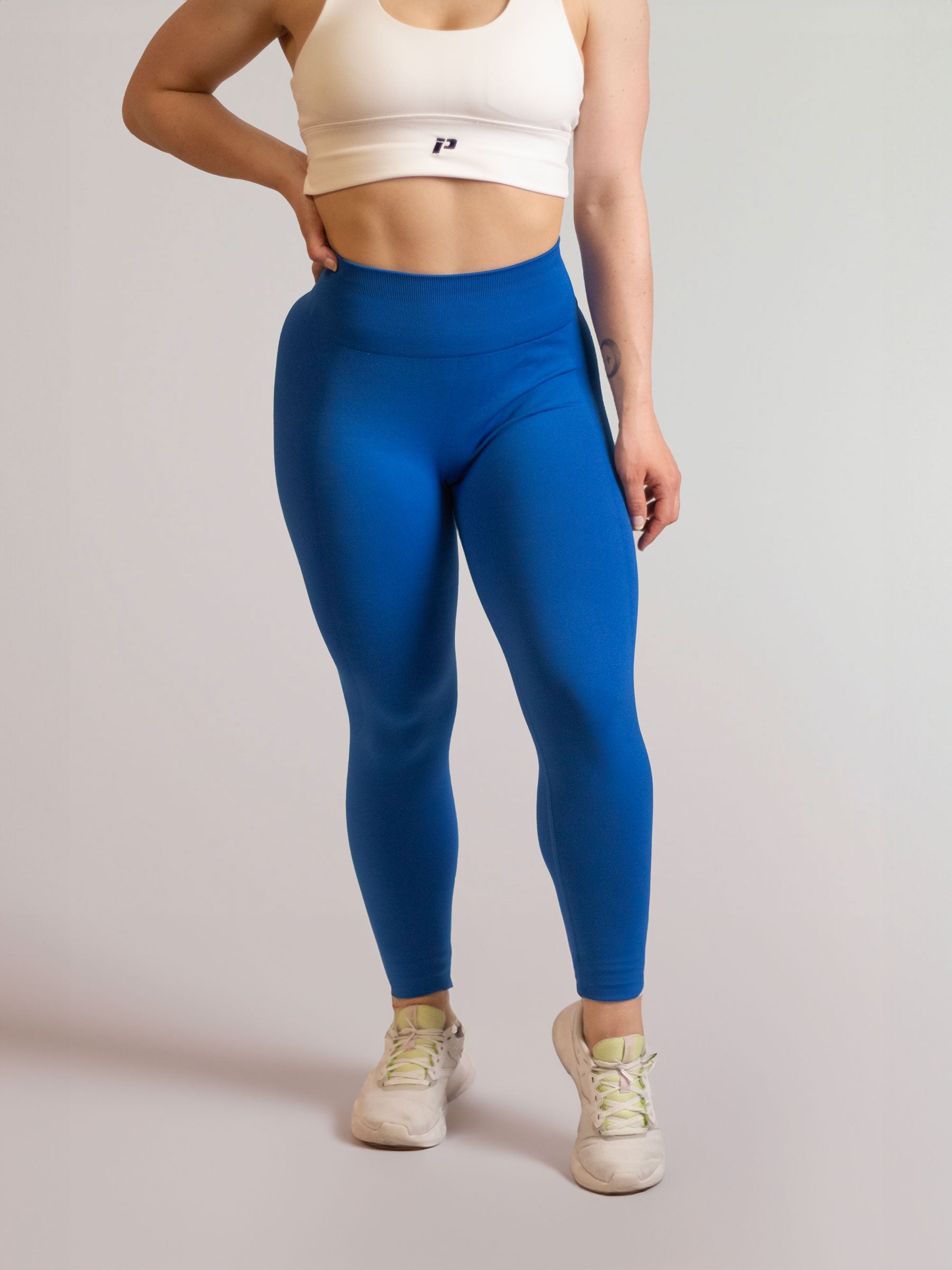 Mannequin portant le legging bleu marine de chez InProcess