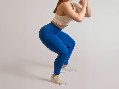 Mannequin en squat portant le legging bleu marine de chez InProcess