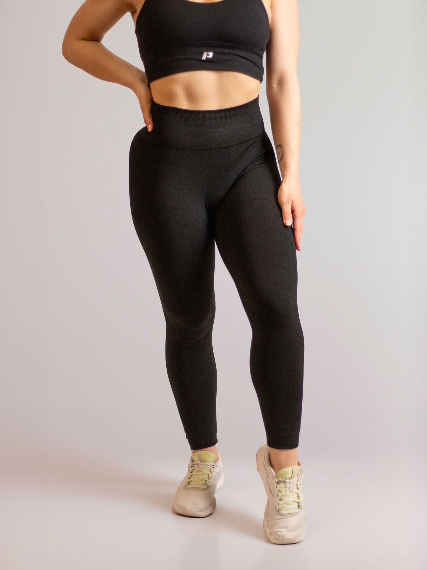 Mannequin portant la brassière et le legging noir de chez inprocess