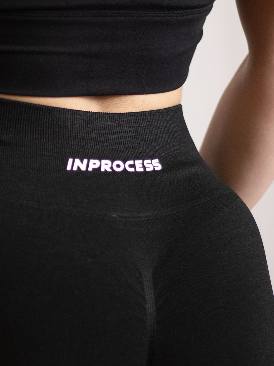 Mannequin portant la brassière et le legging noir et zoom sur logo de chez inprocess