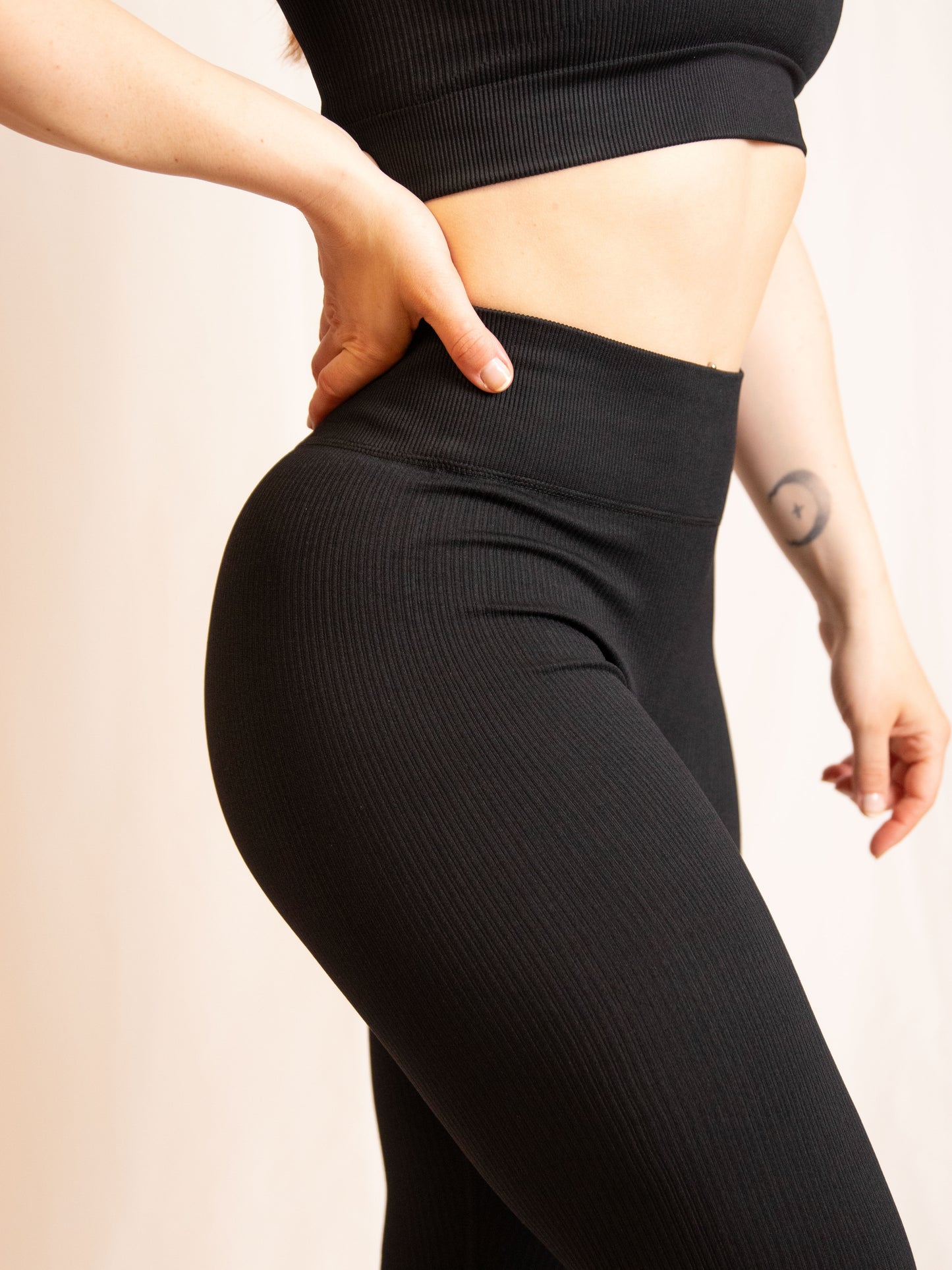 Mannequin de 3/4 portant le legging noir rib  de chez InProcess