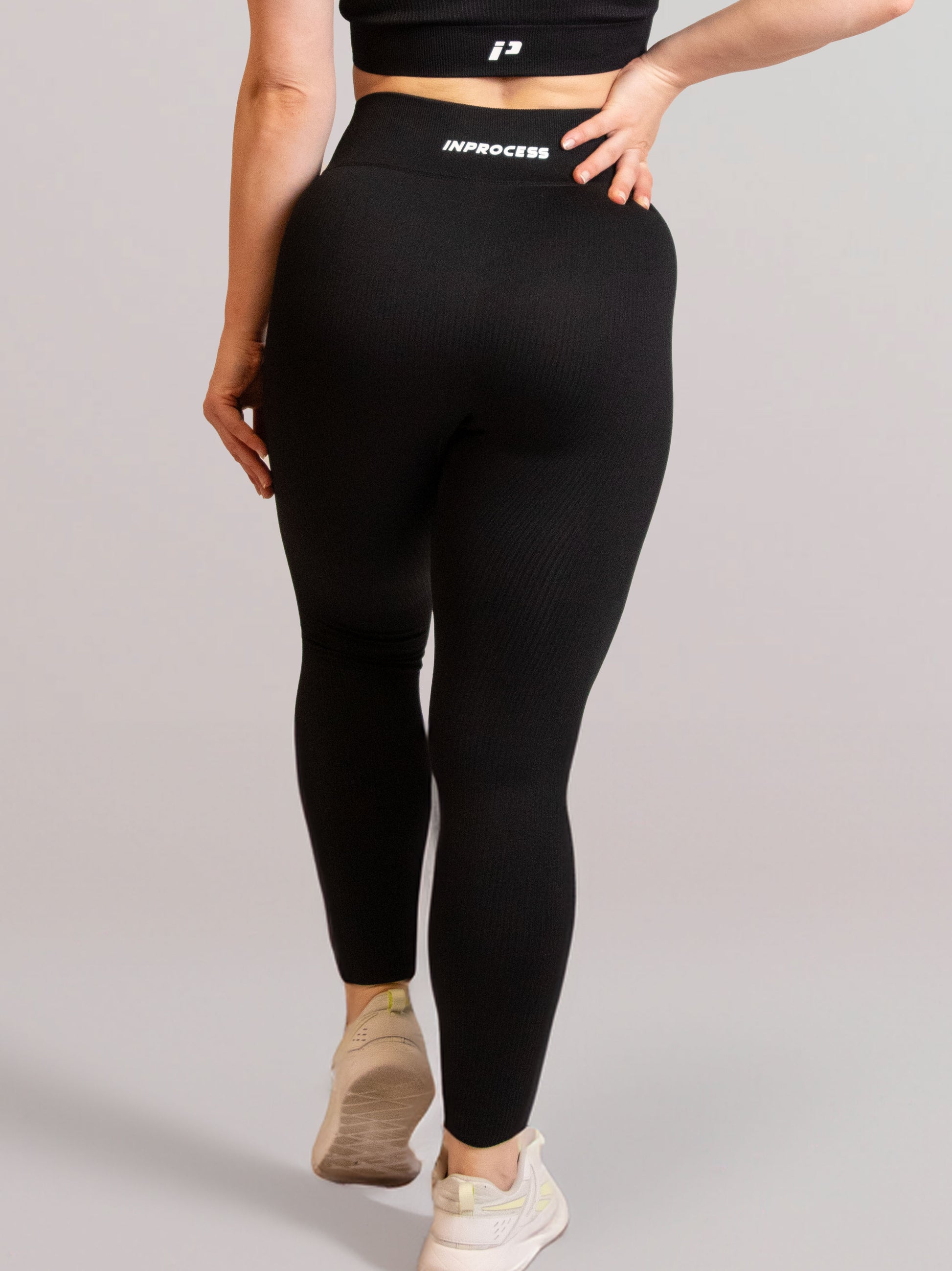 Mannequin portant la brassière et le legging noir rib de chez InProcess