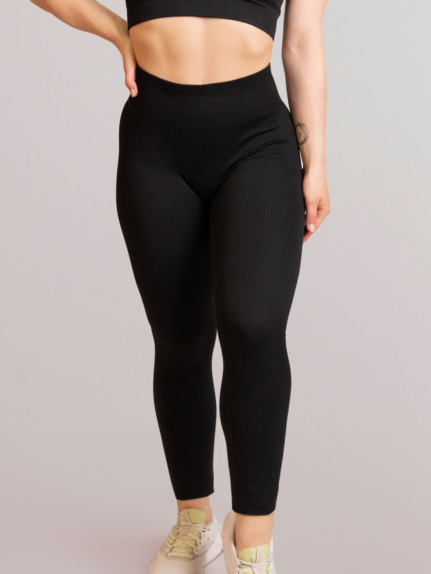 Mannequin portant la brassière et le legging noir rib de chez InProcess