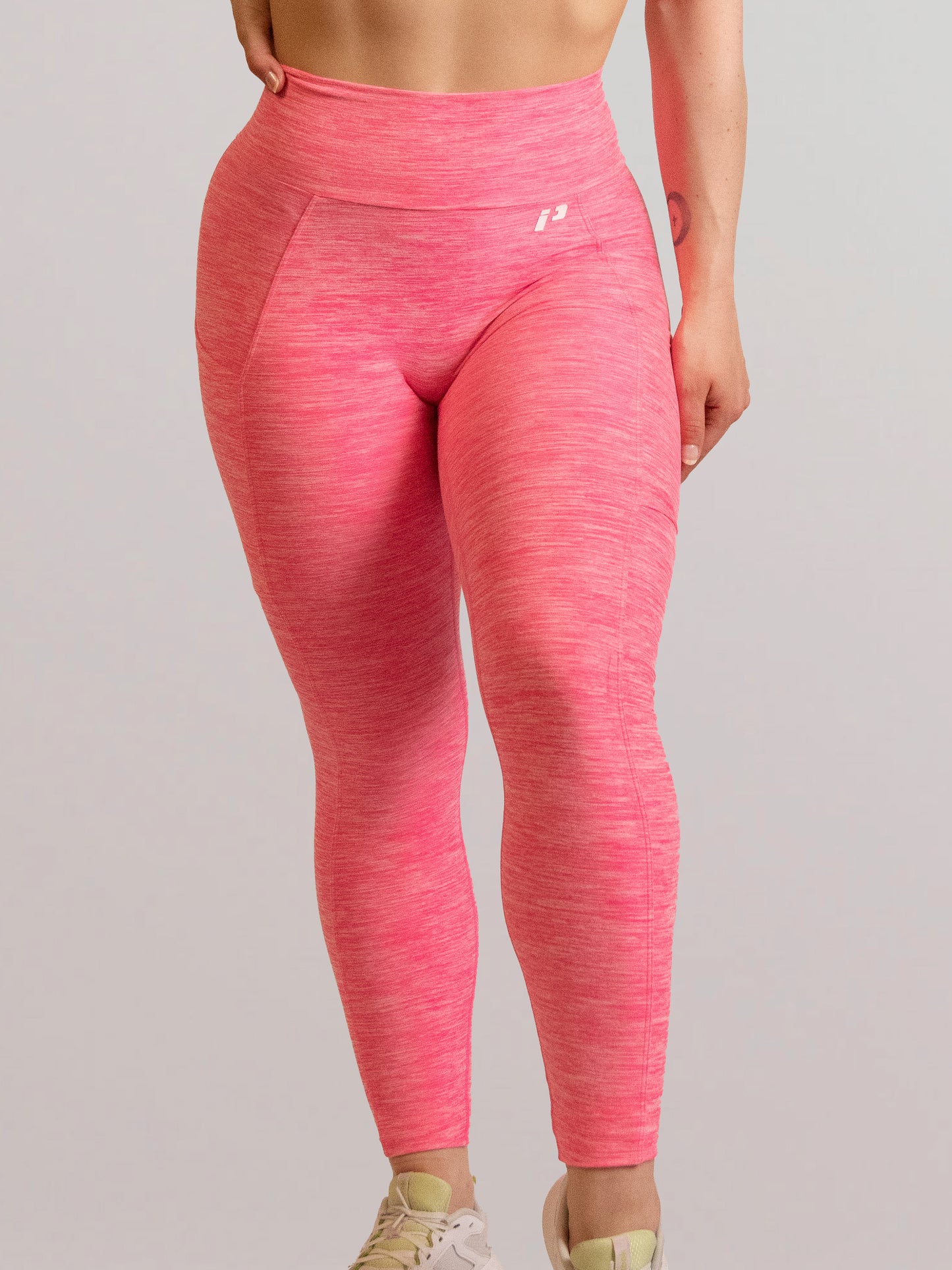 Mannequin portant le legging rose de chez InProcess