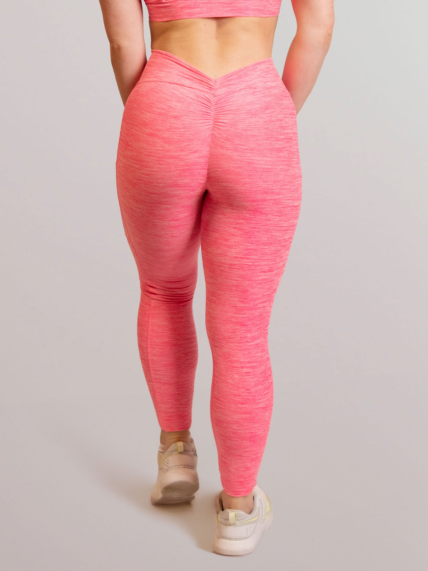 Mannequin de dos portant le legging rose de chez InProcess