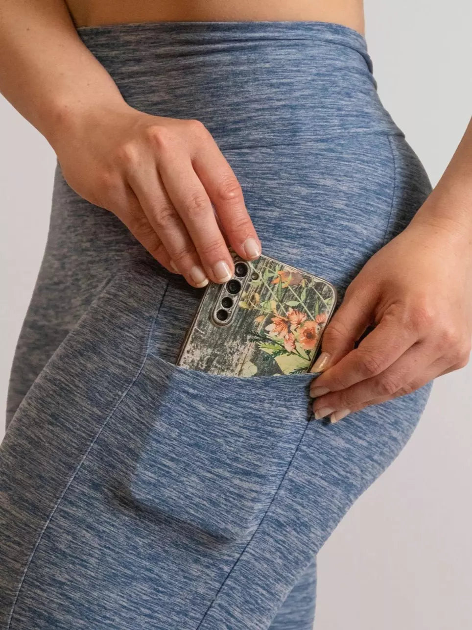 Legging de sport push up bleu zoom sur la poche