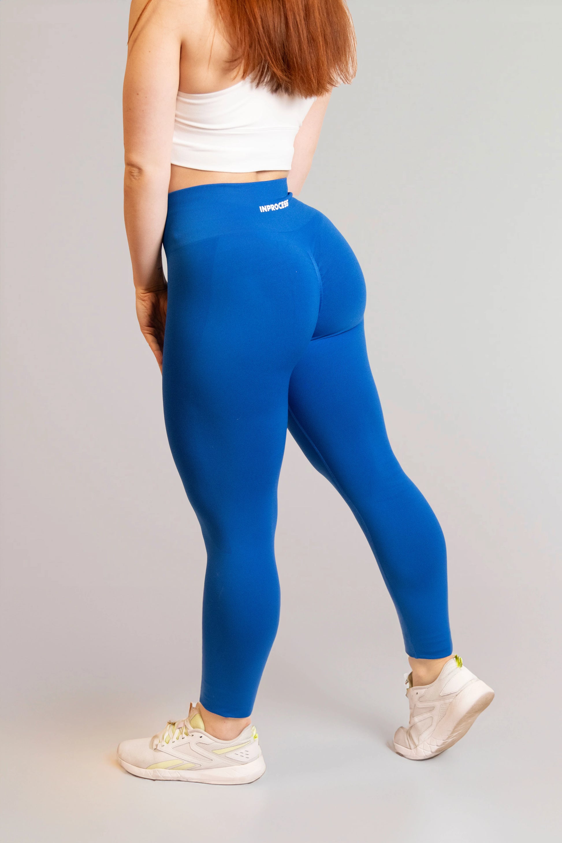 Legging de sport push up essentiel bleu de profil gauche 