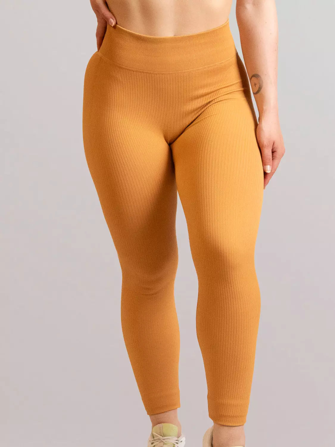 Legging de sport cotelé RIB moutarde de face 