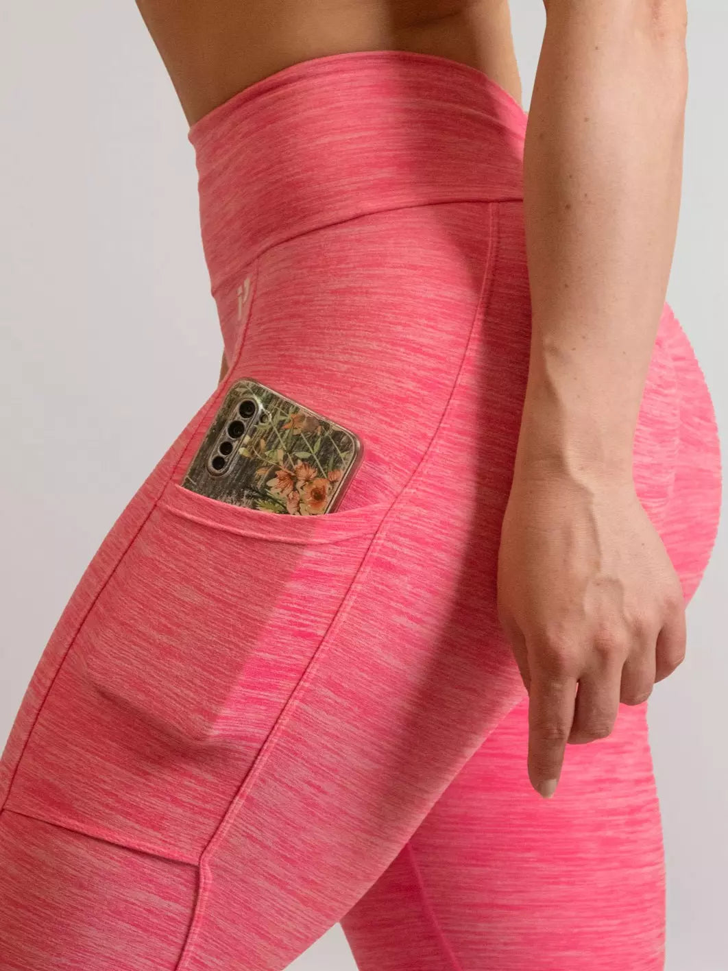 legging de sport rose push up zoom sur la poche