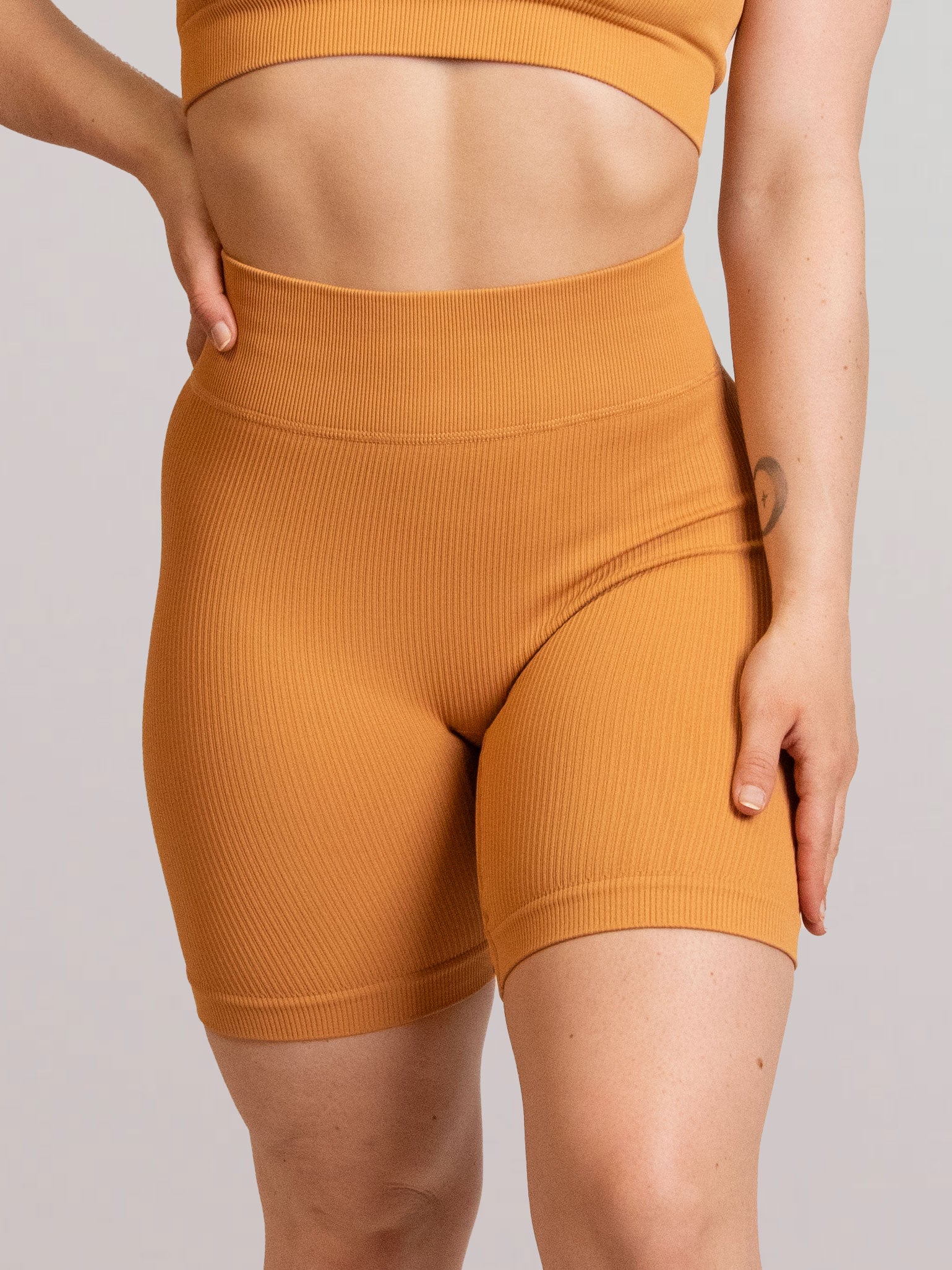 Mannequin portant le short moutarde de chez InProcess