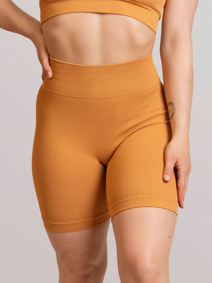 Mannequin portant le short moutarde de chez InProcess