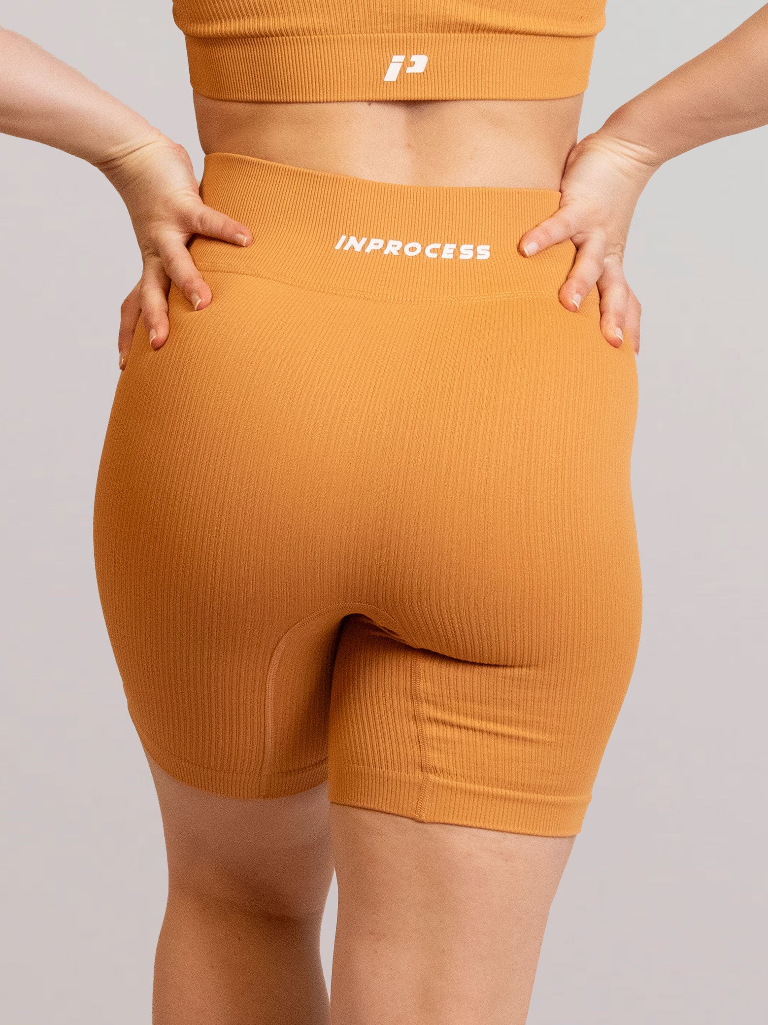 Mannequin portant le short moutarde de chez InProcess