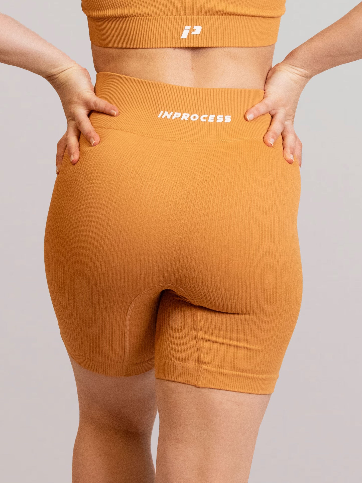 Mannequin portant le short moutarde de chez inprocess