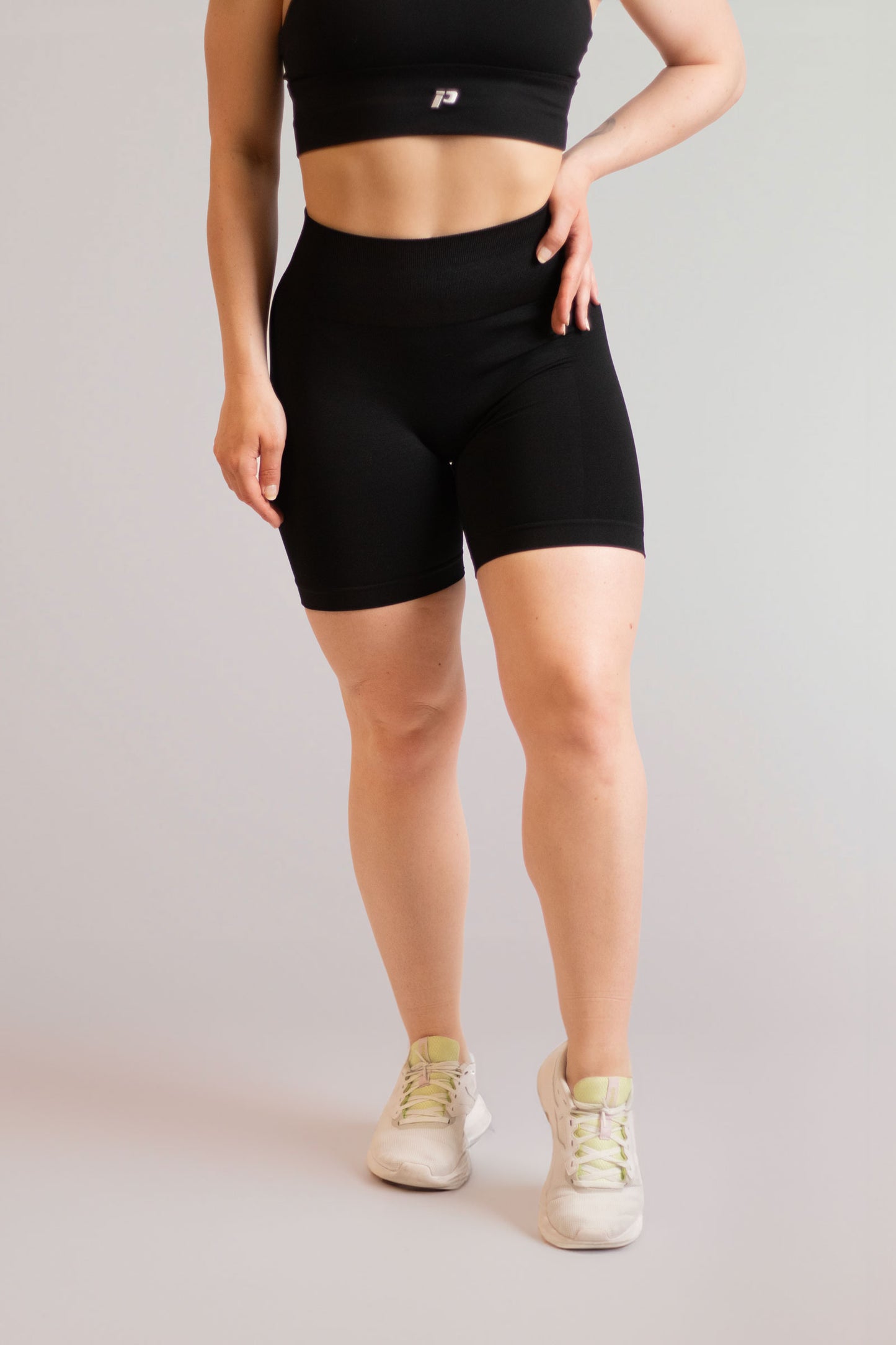 Mannequin portant le short noir de chez inprocess