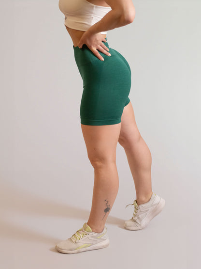 Mannequin portant le short vert de chez inprocess